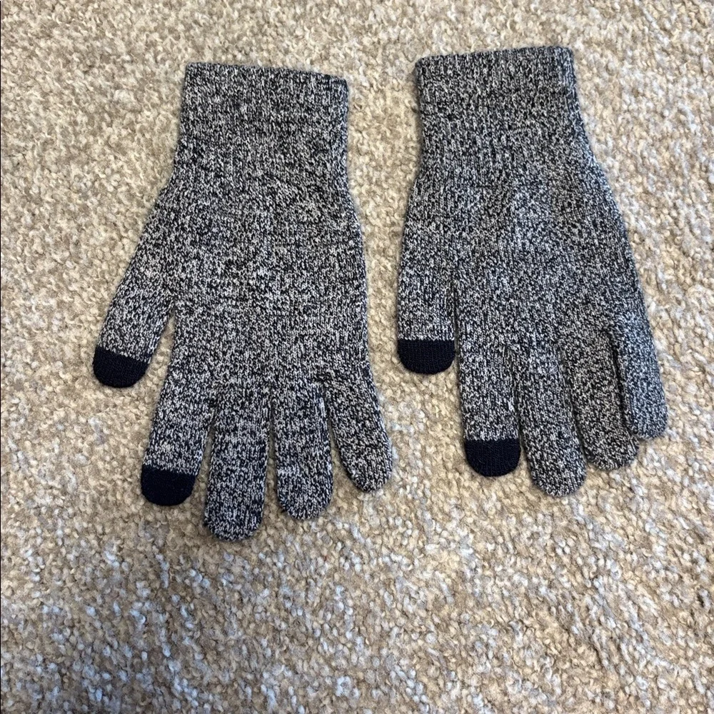 Nordstrom Gray and Black knit Gloves one size nwot w/ tech fingers!